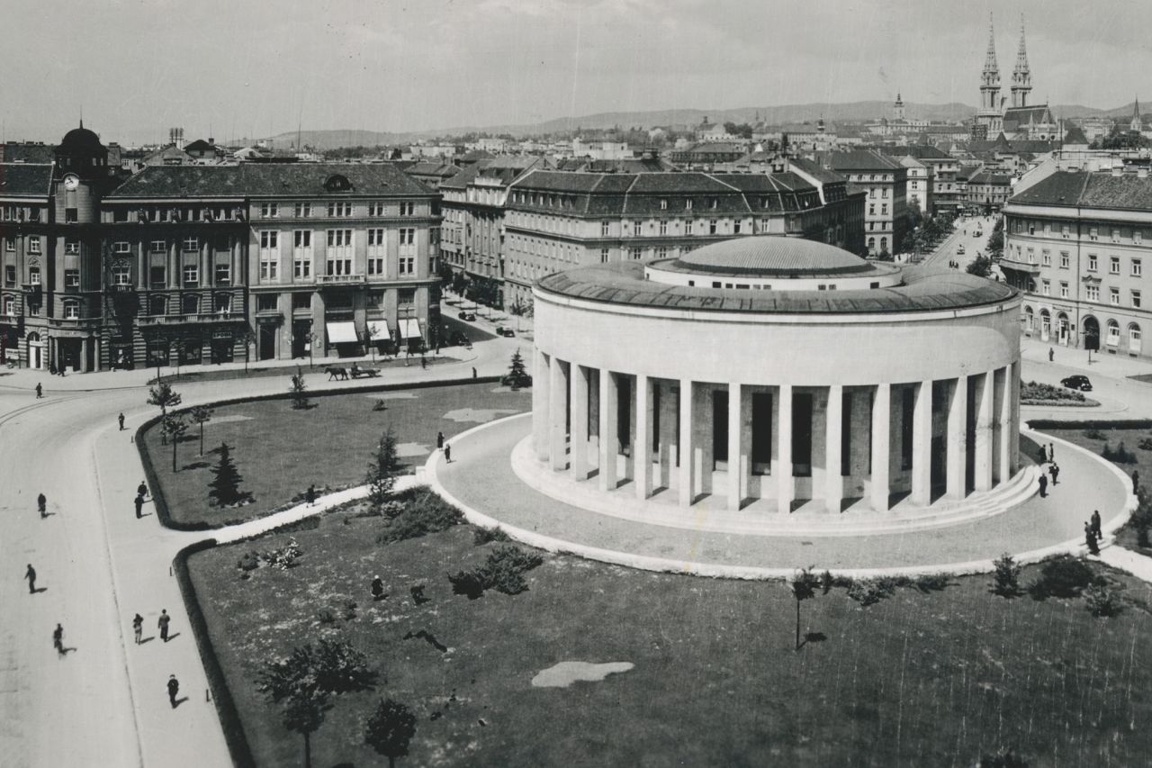 Trg kralja Petra (današnji Trg žrtava fašizma) oko 1937.-1938. godine, Meštrovićev paviljon